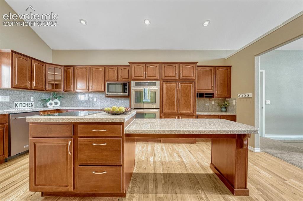 Image 13 of 50: Kitchen