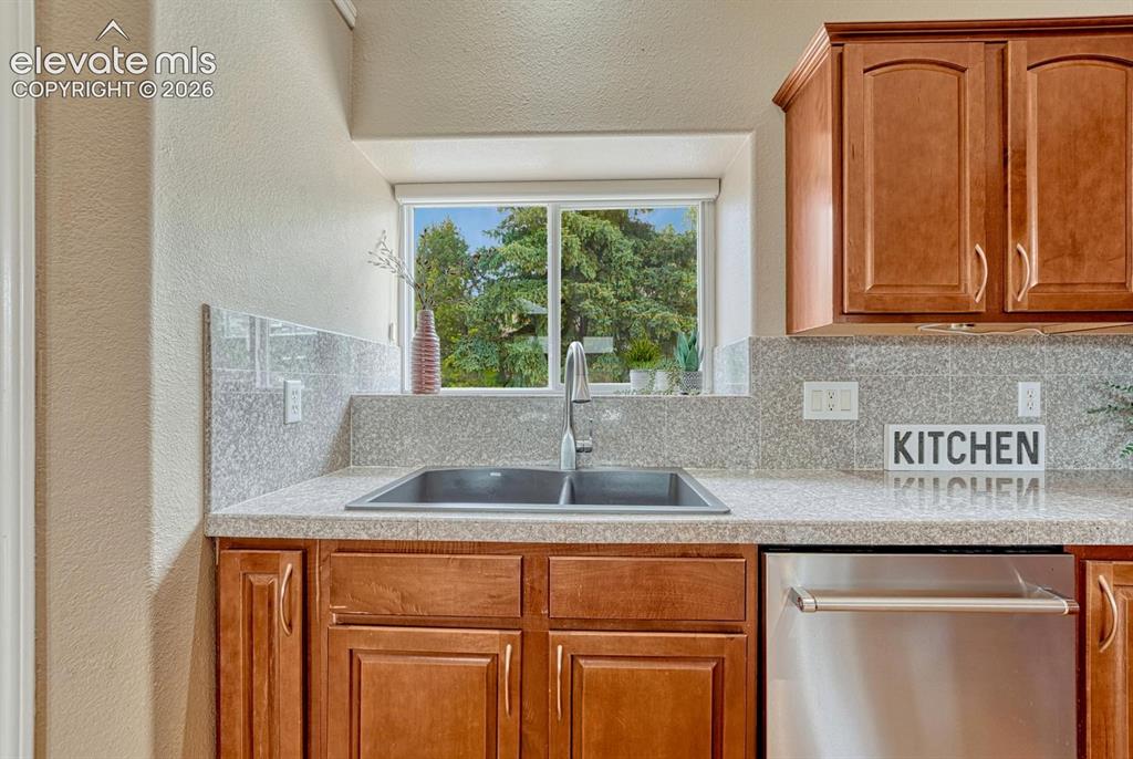 Image 15 of 50: Kitchen