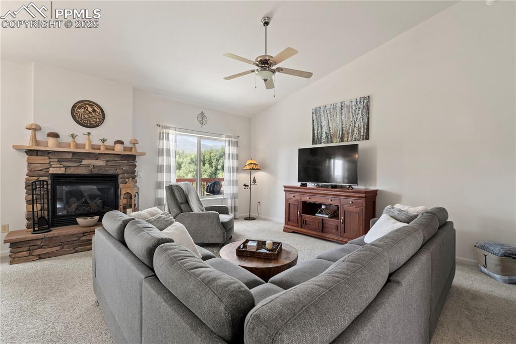 Image 15 of 27: Living Room