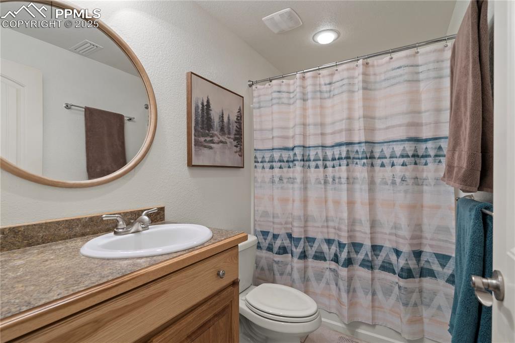 Image 23 of 27: An additional full bathroom!