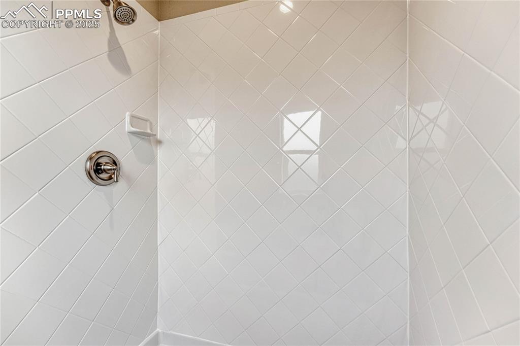 Image 39 of 48: Full tile surround in shower