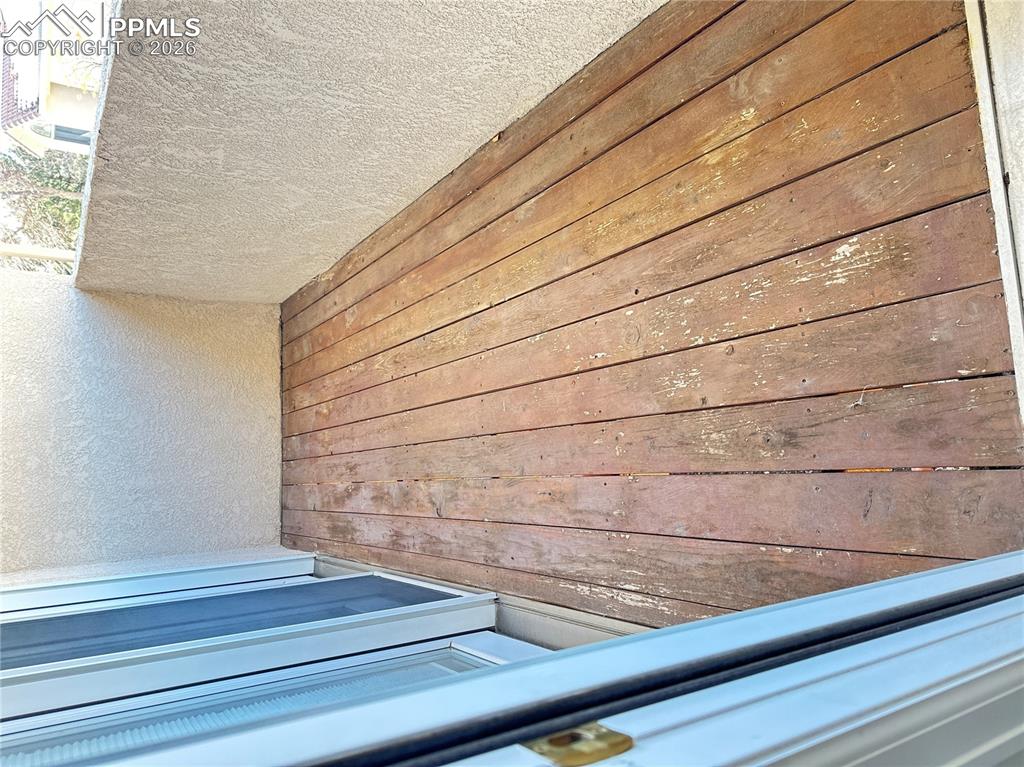 Image 17 of 38: Deck