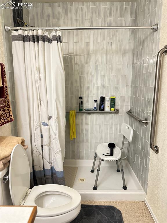 Image 27 of 38: Bathroom