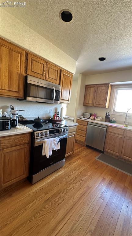 Image 30 of 38: Kitchen