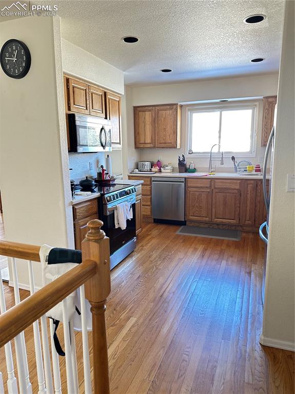 Image 33 of 38: Kitchen