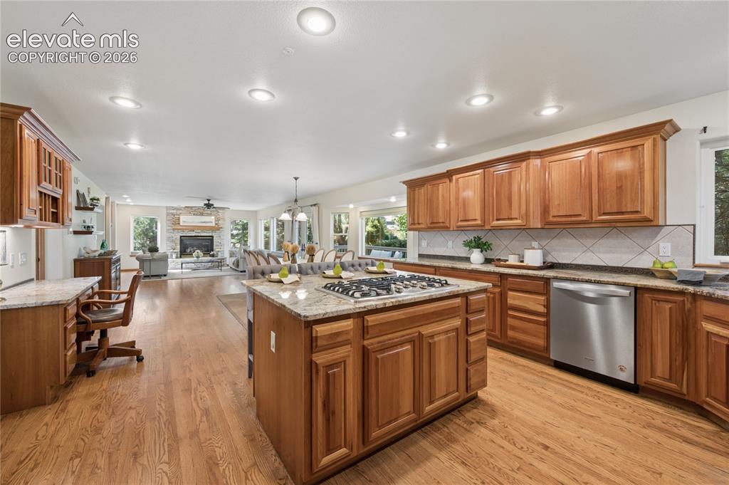 Image 15 of 50: Kitchen