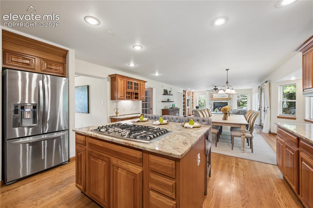 Image 16 of 50: Kitchen