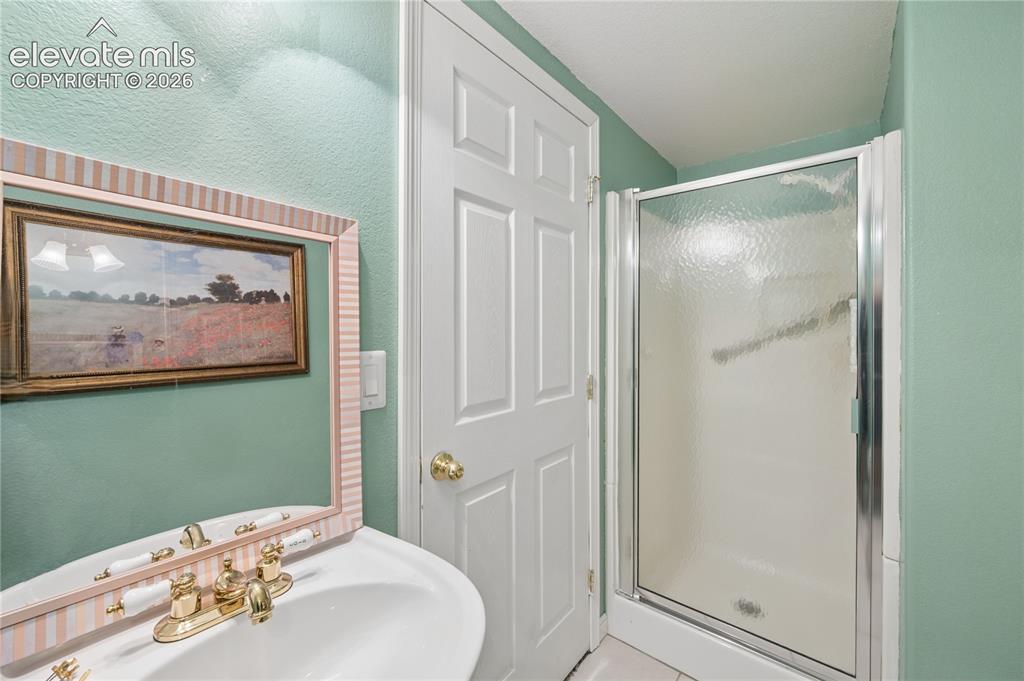 Image 40 of 50: Bathroom