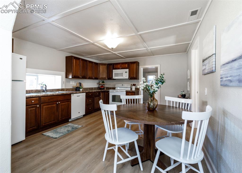 Image 14 of 46: Dining Area