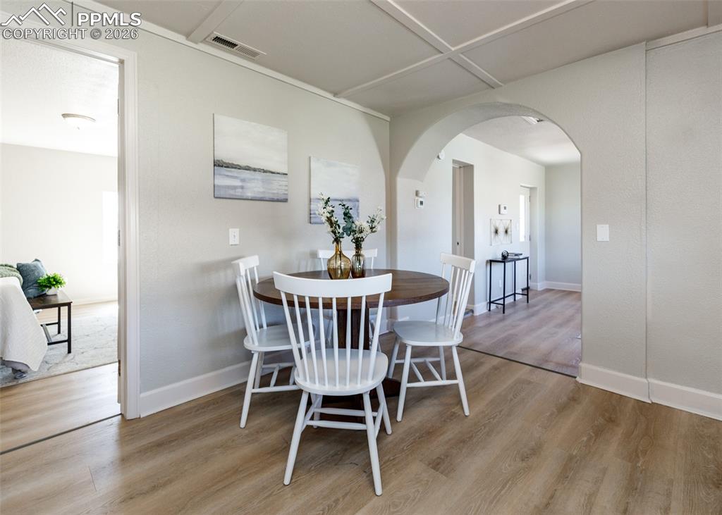 Image 15 of 46: Dining Area