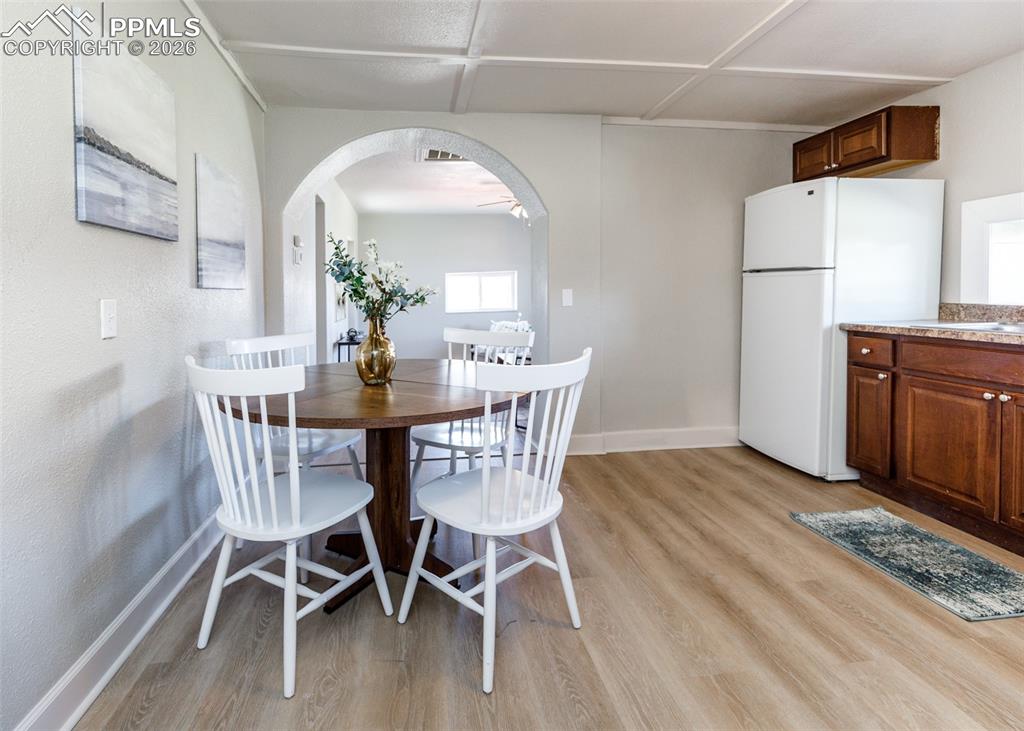 Image 16 of 46: Dining Area