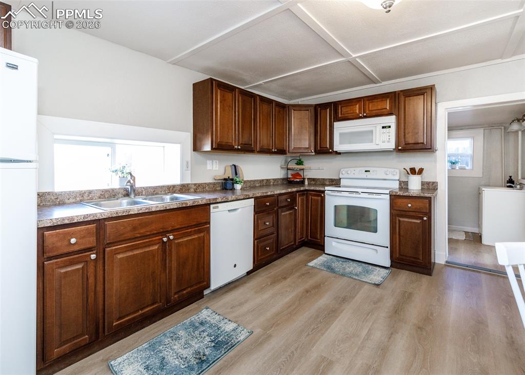 Image 18 of 46: Kitchen