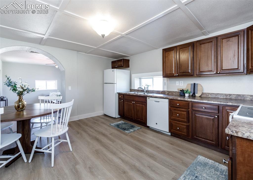 Image 19 of 46: Kitchen