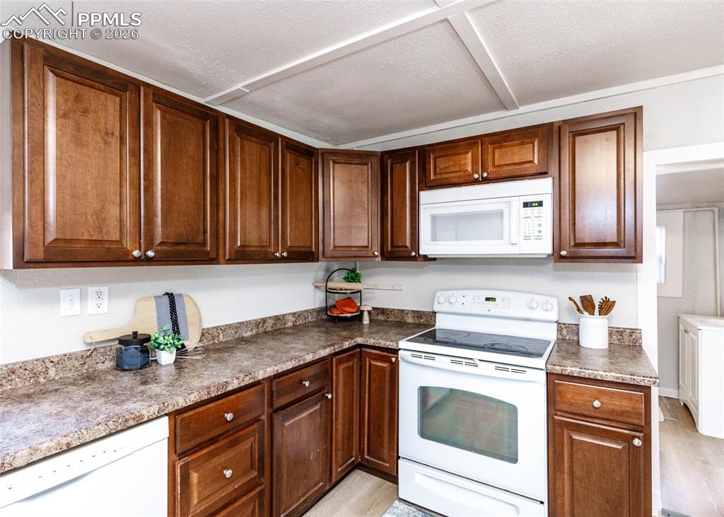 Image 20 of 46: Kitchen