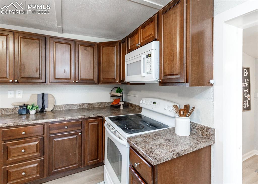 Image 21 of 46: Kitchen