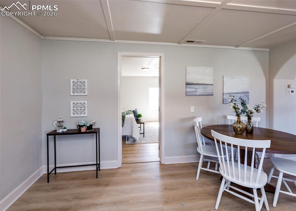 Image 22 of 46: Dining Area