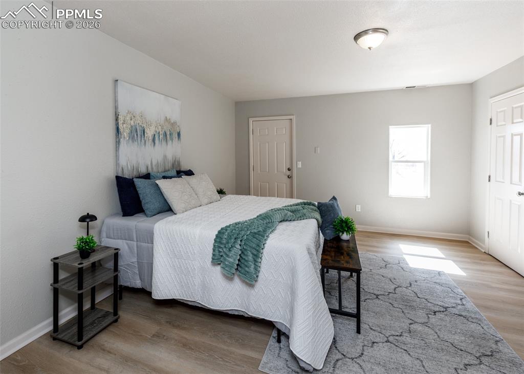 Image 23 of 46: Bedroom