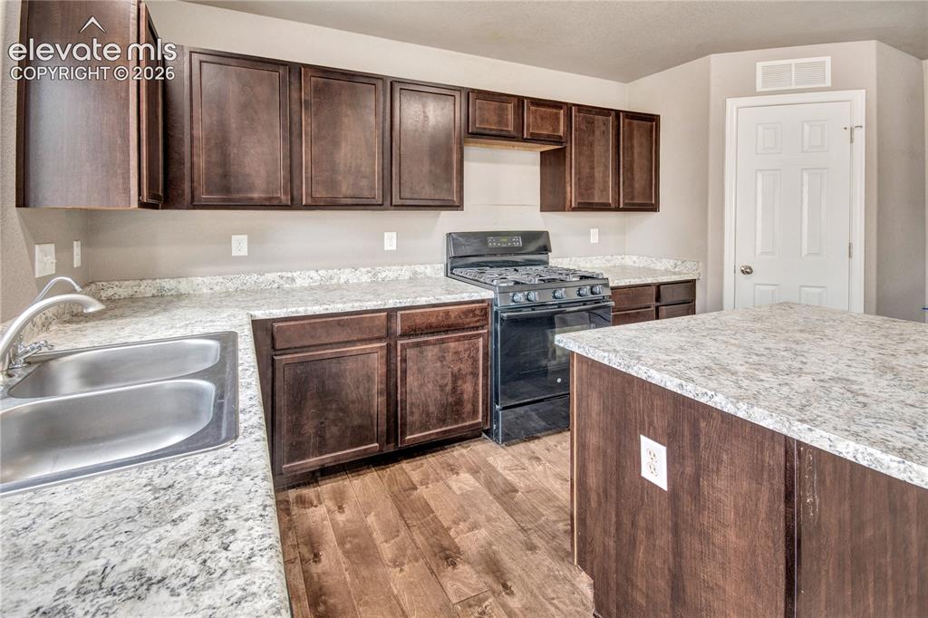 Image 13 of 33: Kitchen