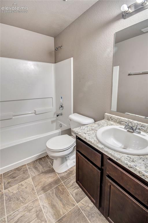 Image 19 of 33: Bathroom