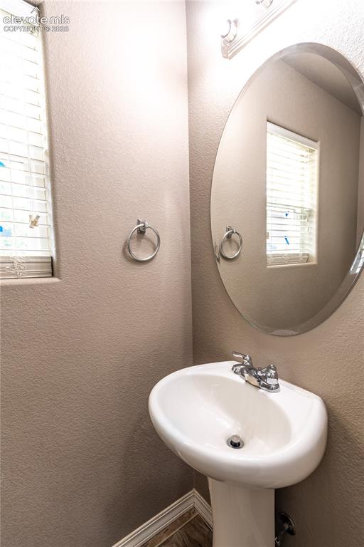 Image 27 of 33: Bathroom