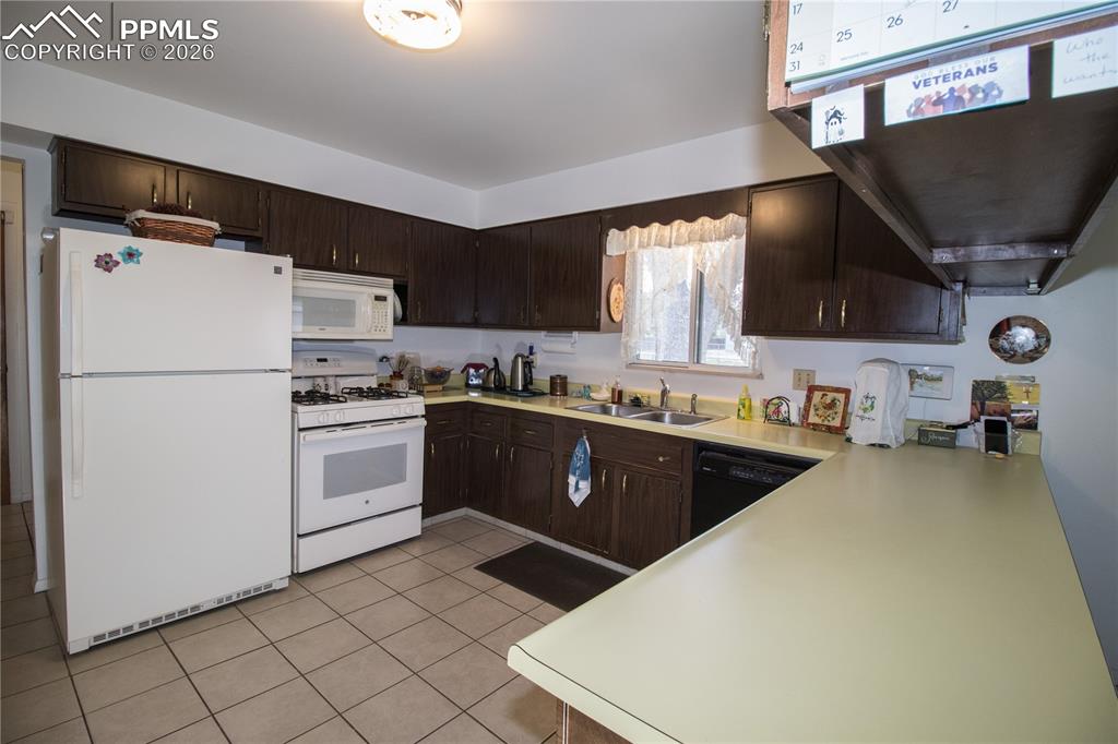 Image 11 of 30: Kitchen