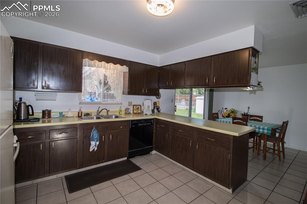 Image 12 of 30: Kitchen