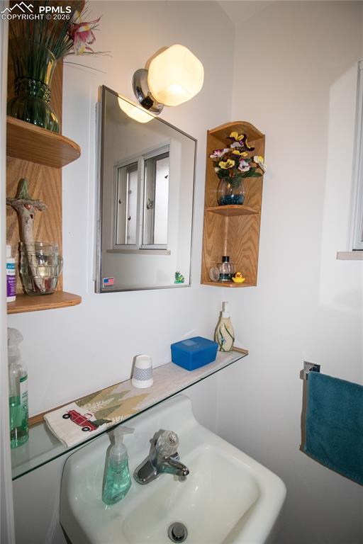 Image 13 of 30: Bathroom
