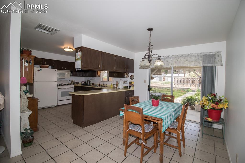 Image 6 of 30: Dining Area