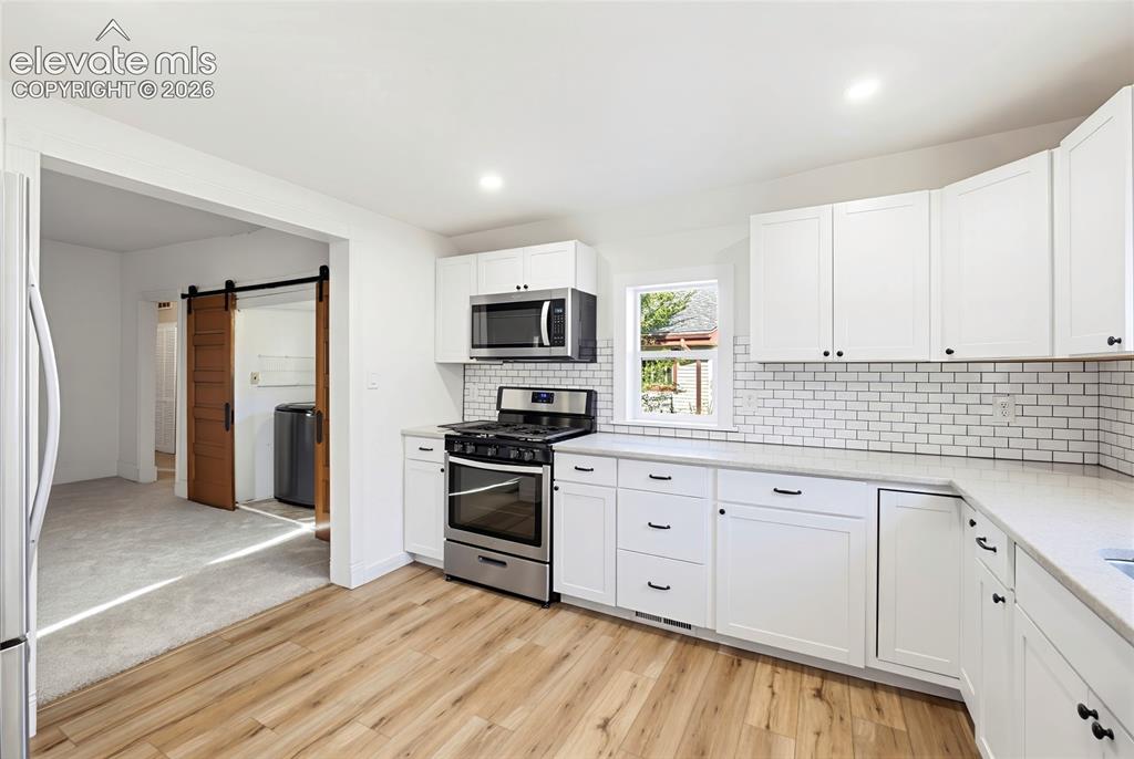 Image 32 of 48: Kitchen