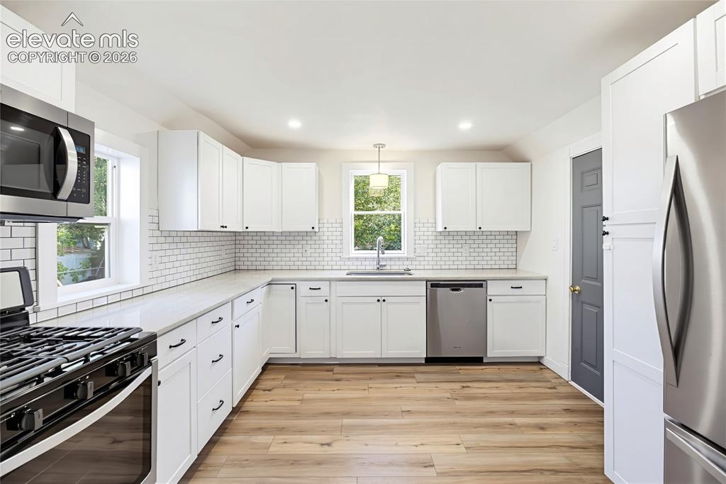 Image 34 of 48: Kitchen