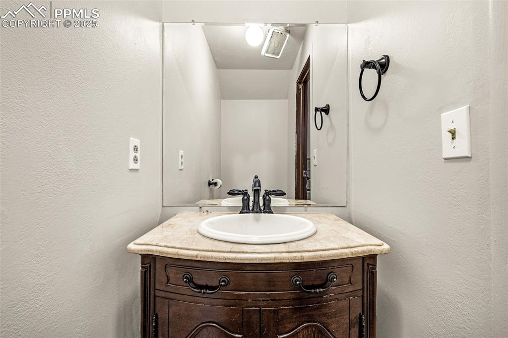 Image 13 of 30: Bathroom