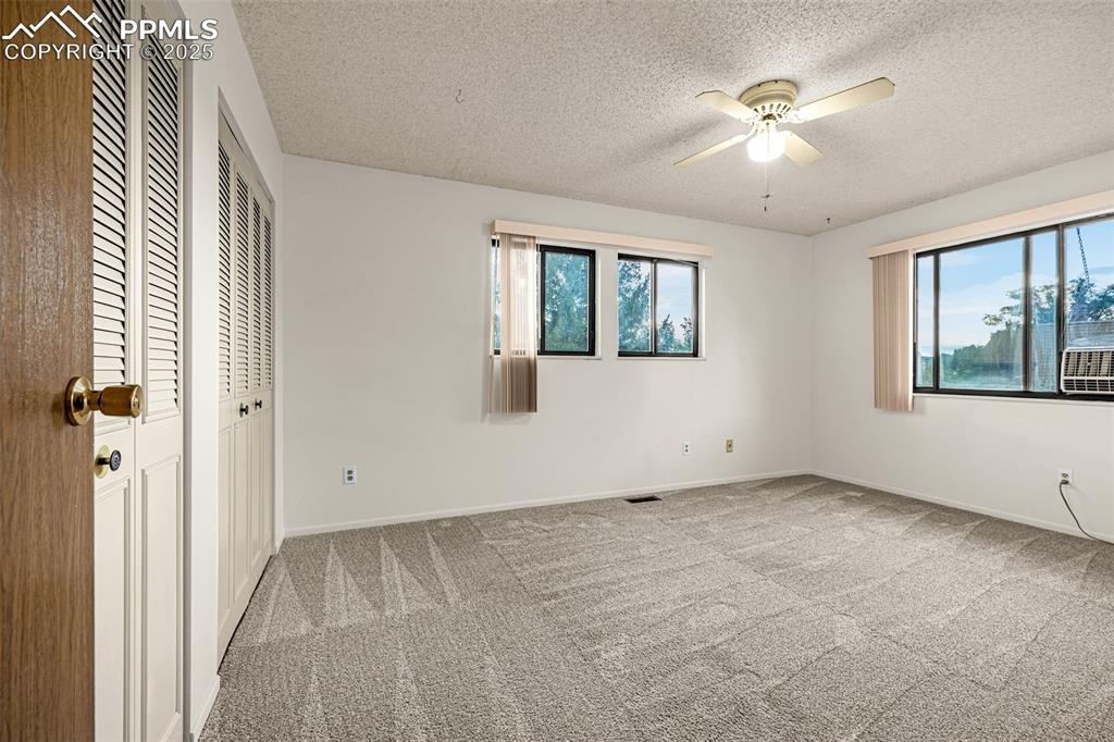 Image 15 of 30: Bedroom