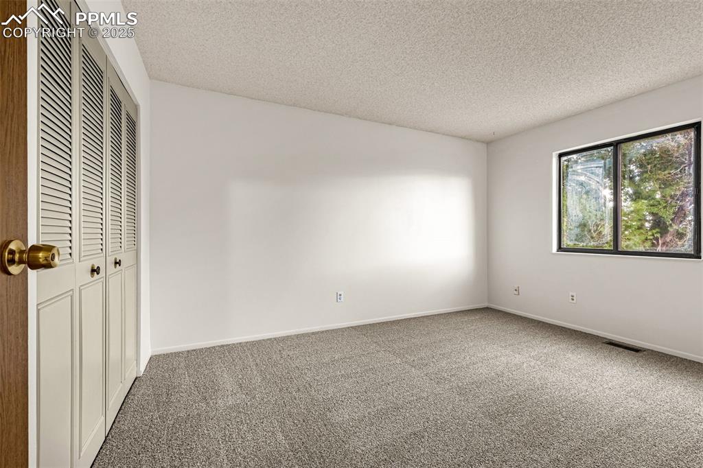 Image 18 of 30: Bedroom