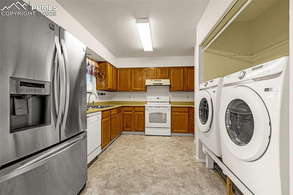 Image 7 of 30: Kitchen