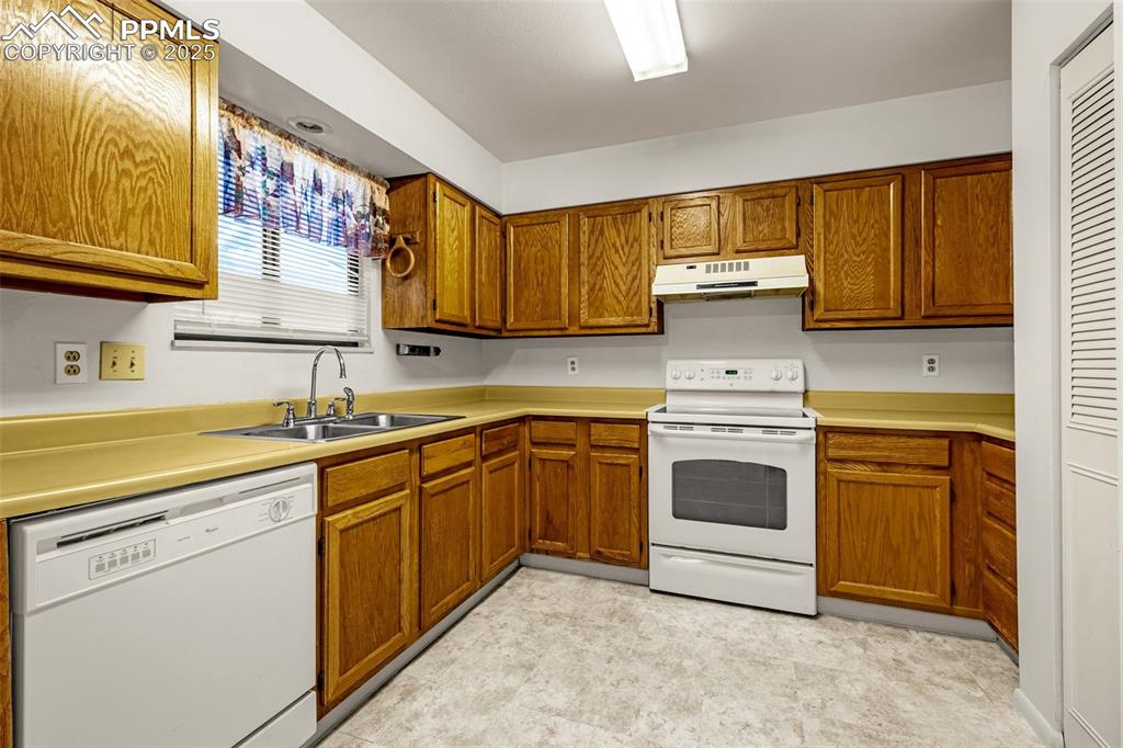 Image 9 of 30: Kitchen