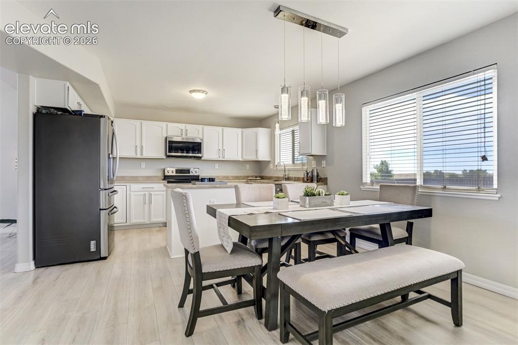 Image 14 of 47: Dining Area