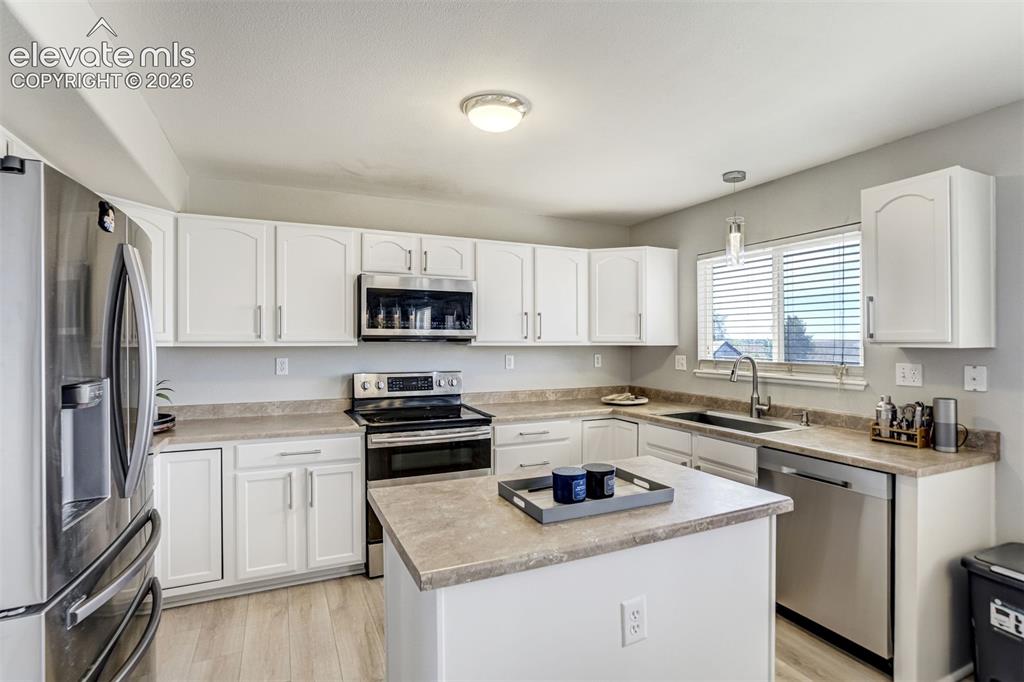 Image 16 of 47: Kitchen