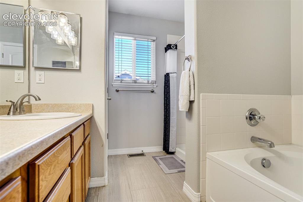 Image 29 of 47: Bathroom