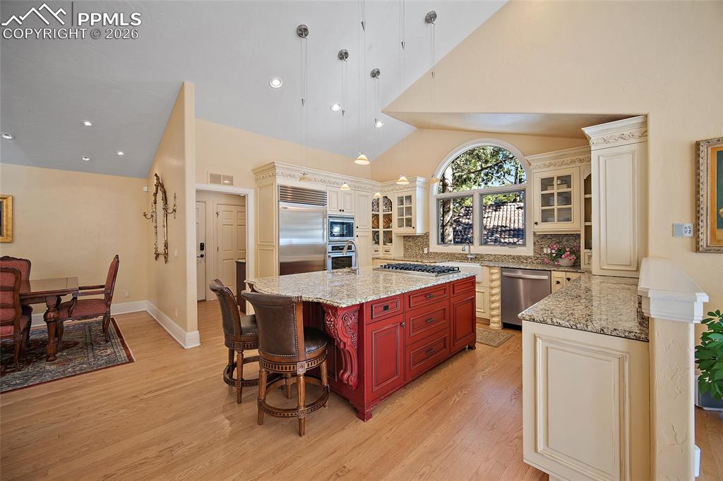 Image 10 of 50: Kitchen