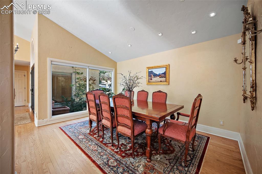 Image 15 of 50: Dining Area