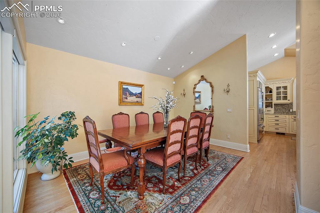 Image 16 of 50: Dining Area