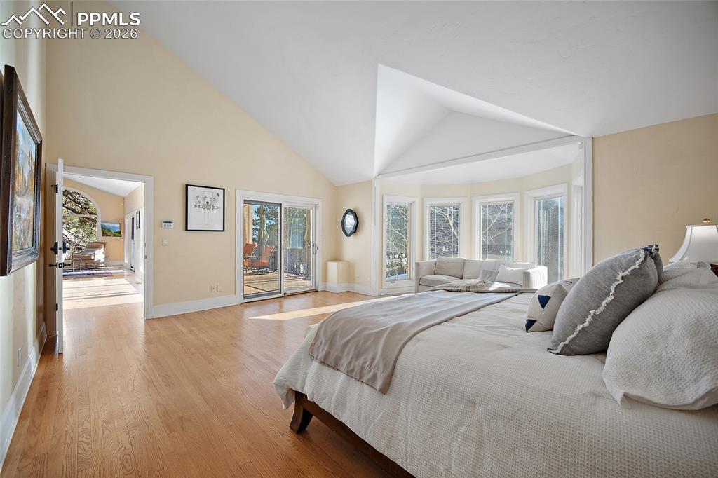 Image 18 of 50: Bedroom