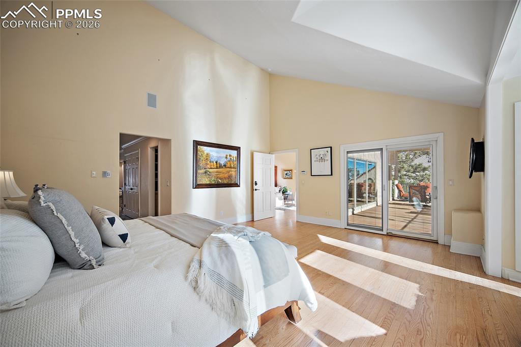 Image 19 of 50: Bedroom