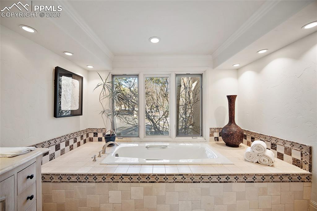 Image 22 of 50: Bathroom