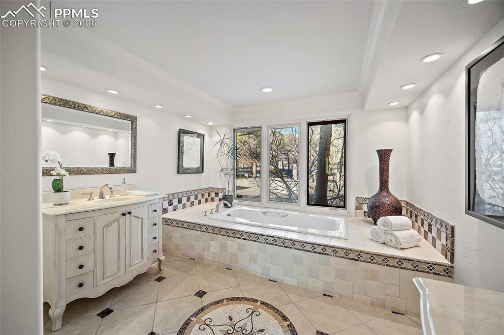 Image 23 of 50: Bathroom