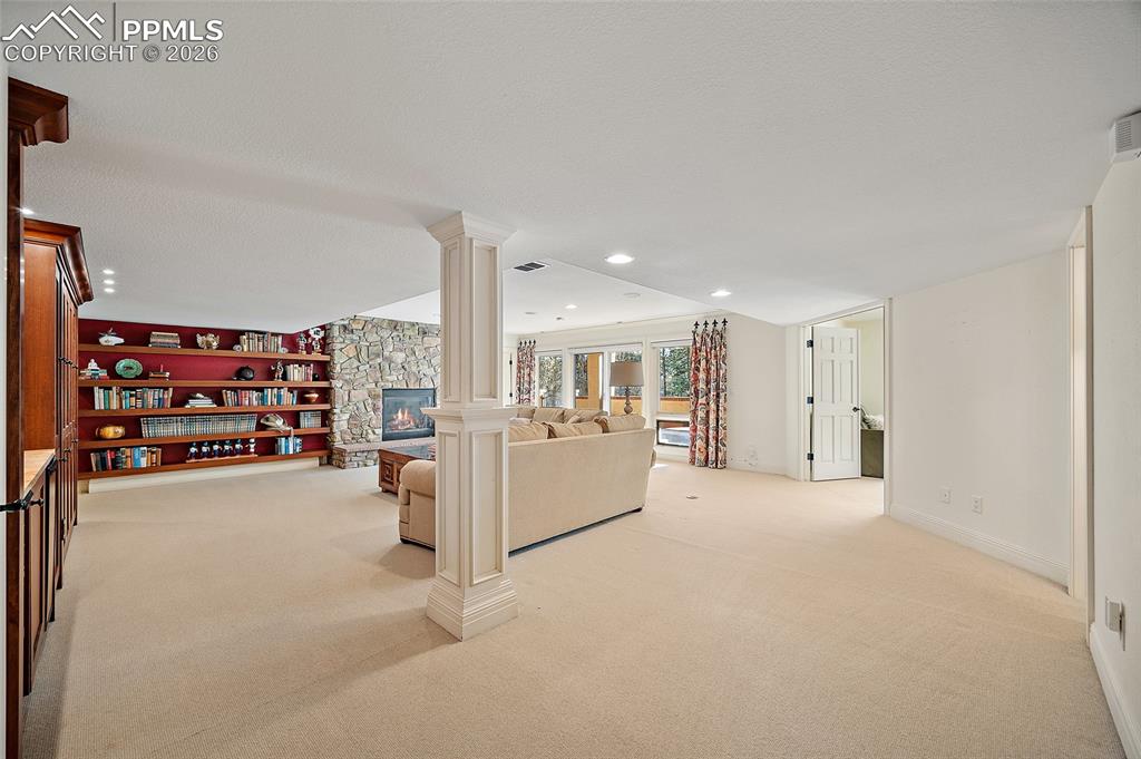 Image 28 of 50: Living Room