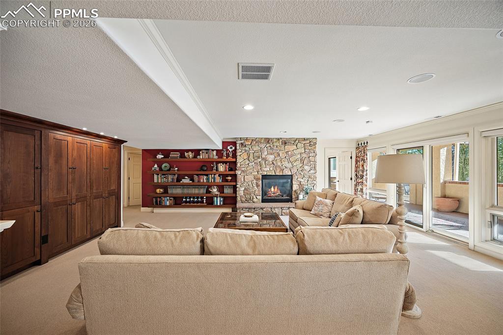 Image 31 of 50: Living Room