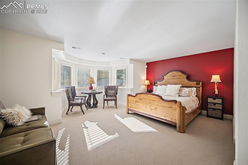 Image 32 of 50: Bedroom