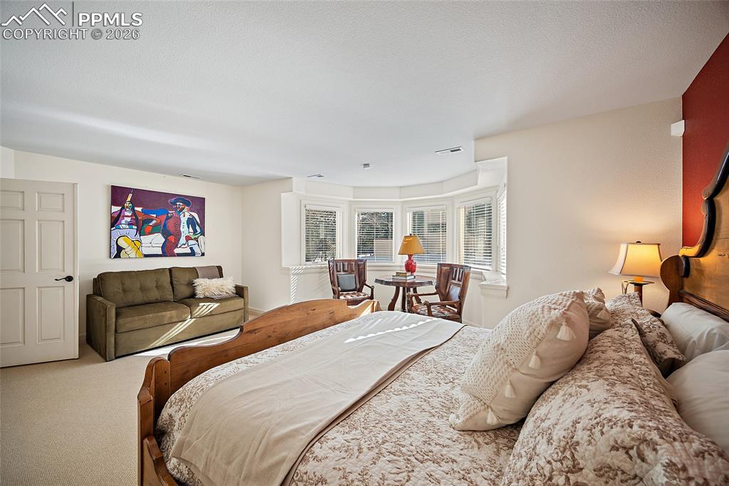 Image 33 of 50: Bedroom