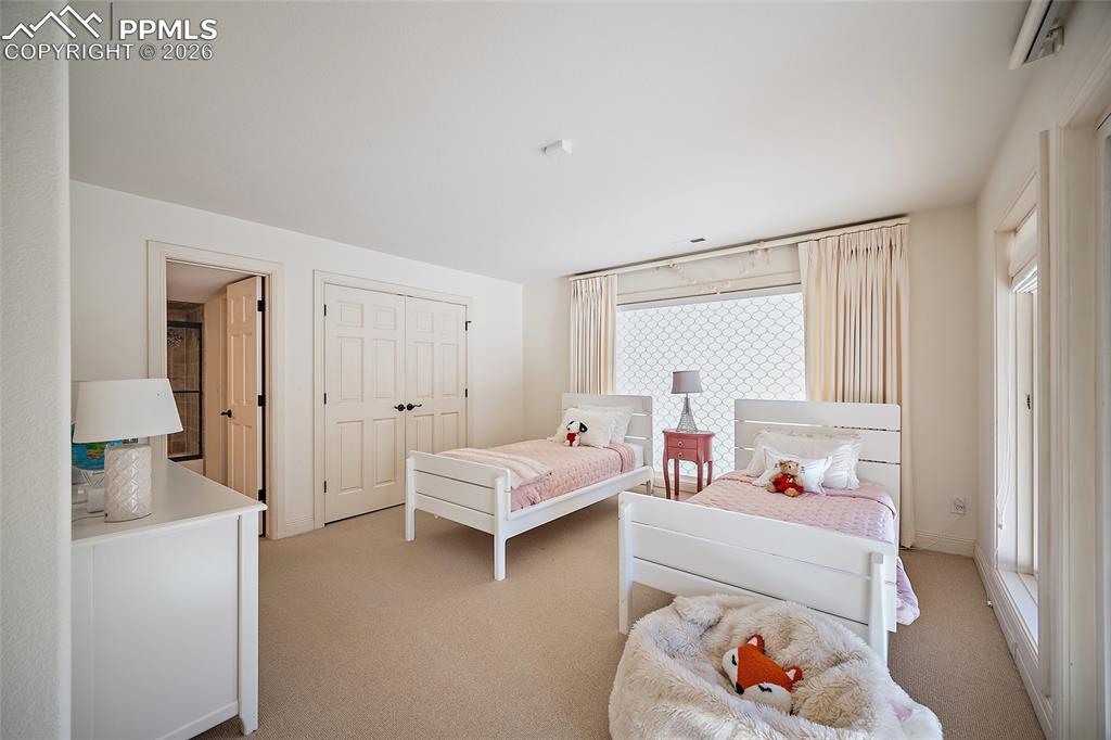 Image 35 of 50: Bedroom